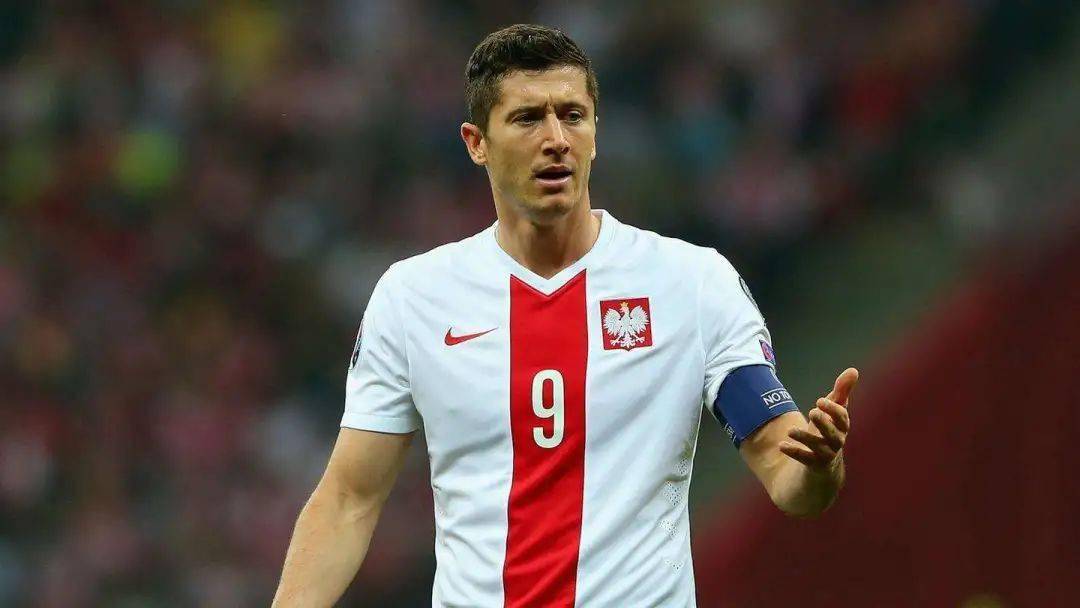 关于俄罗斯队在主场战胜波兰，获得积分榜冠军位置的信息