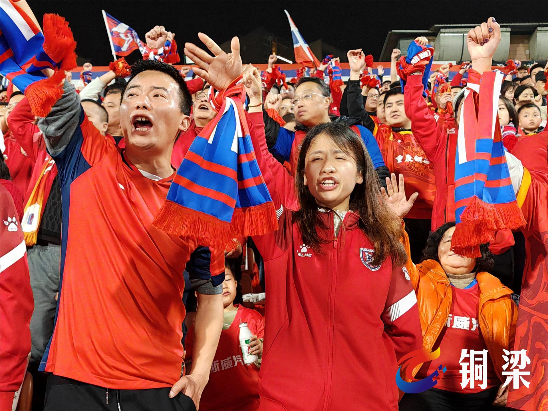 精彩的球队对抗上演,助威的球迷情绪高涨 精彩的球队对抗上演,助威的球迷情绪高涨