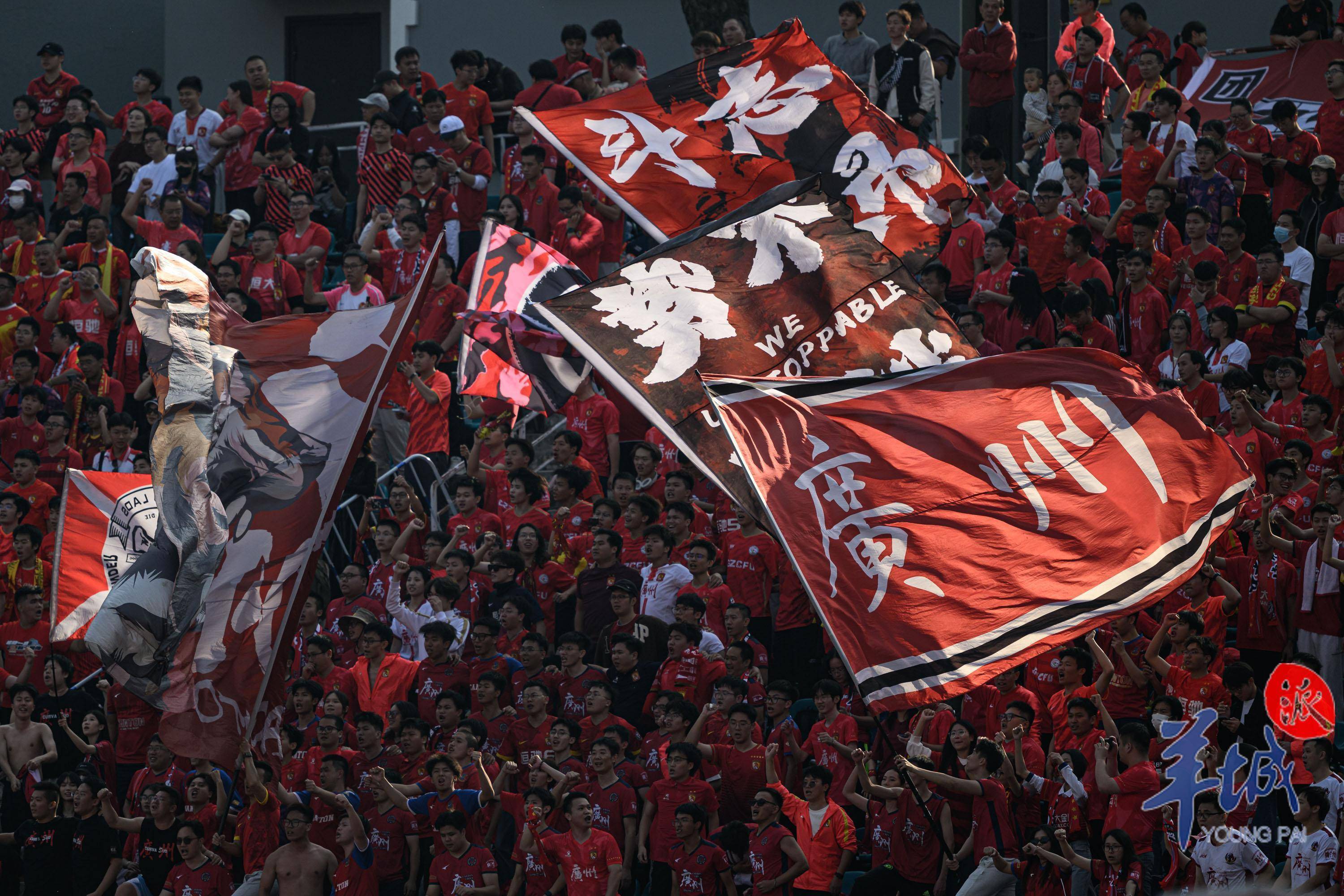 精彩的球队对抗上演,助威的球迷情绪高涨 精彩的球队对抗上演,助威的球迷情绪高涨