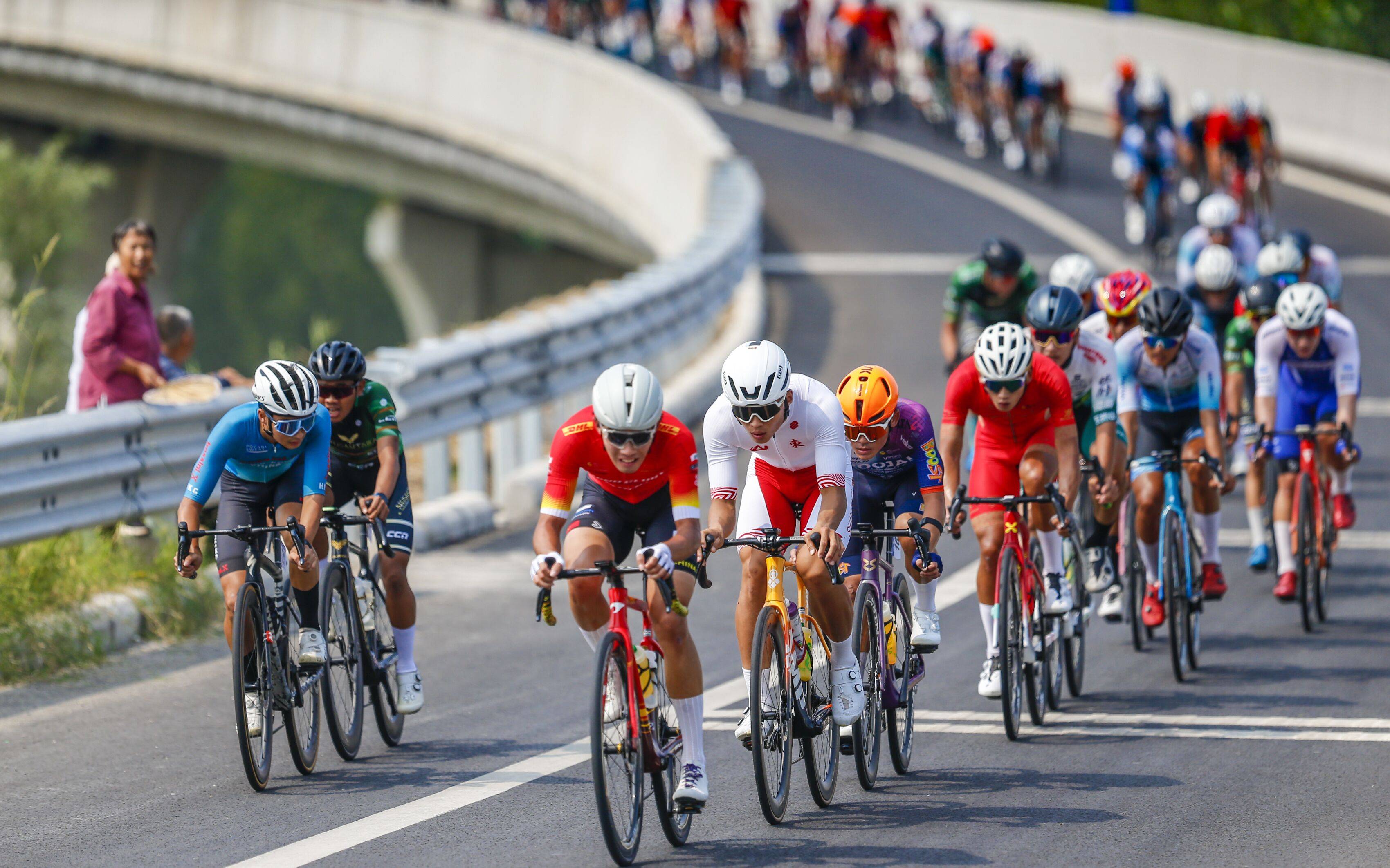 关于自行车比赛选手冒险擦肩而过，惊险刺激的信息