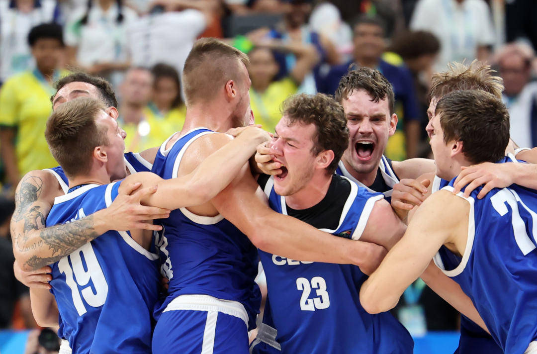 加拿大男篮险胜美国男篮，加里纳利完成帽子戏法的简单介绍