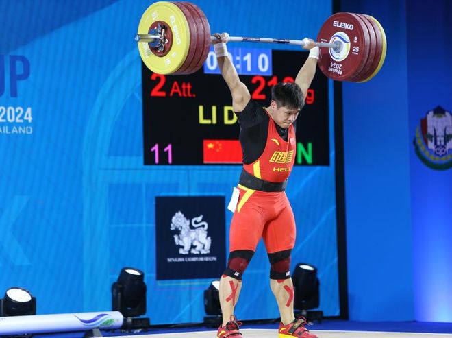 泰国举重选手在比赛中表现出色 泰国举重选手在比赛中表现出色