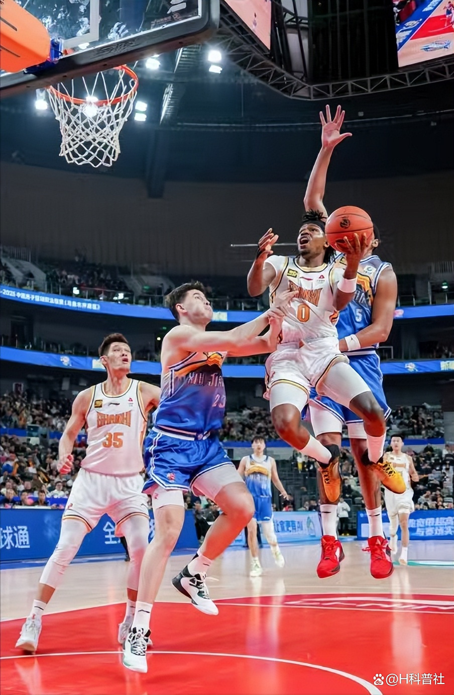 关于山东英大将对阵新疆飞虎进行激烈比赛的信息