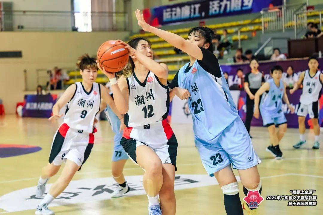 女子篮球选手助球队逆转，引爆赛场