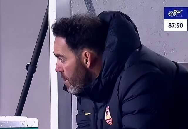 联赛冠军遭遇惨败，陷入困境