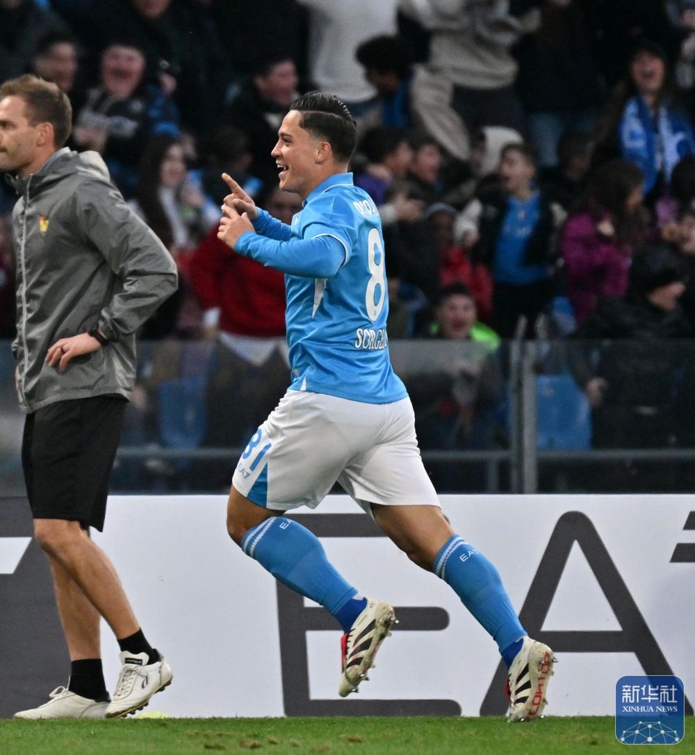 切沃队员庆祝进球，锁定胜局