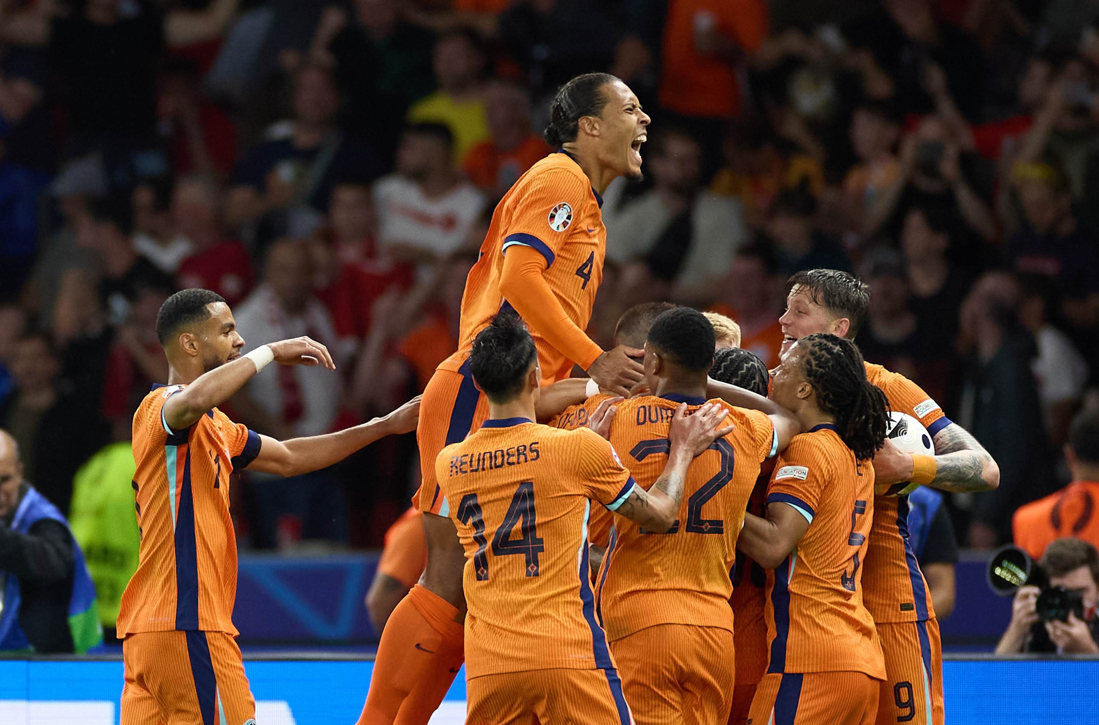 荷兰队在比赛中击败对手，轻松晋级