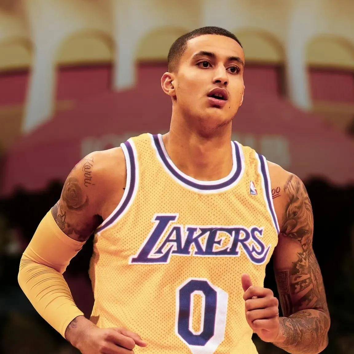 包含马刺轻取希腊男篮，凯尔·库兹马打破历史纪录的词条