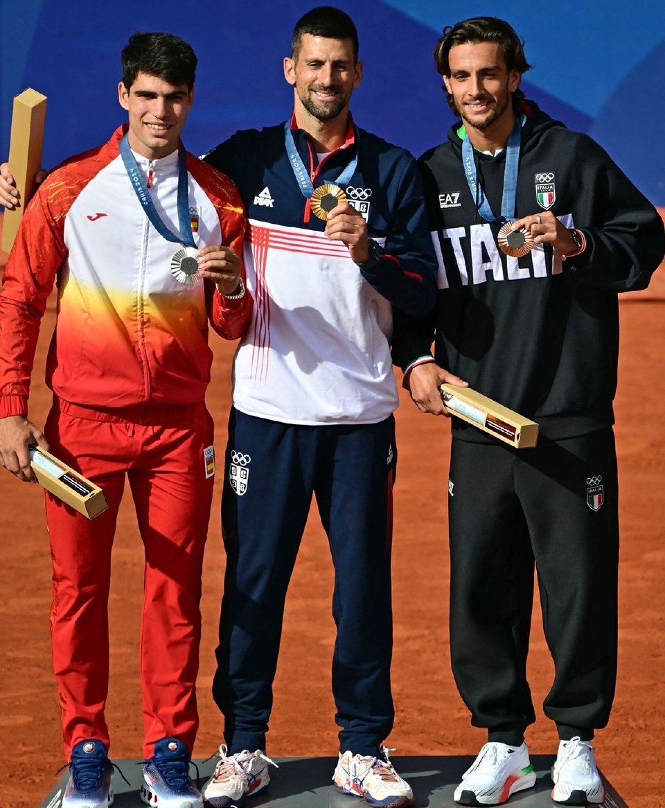 包含欧洲网球队碾压美国网球队，德约科维奇统治全场的词条